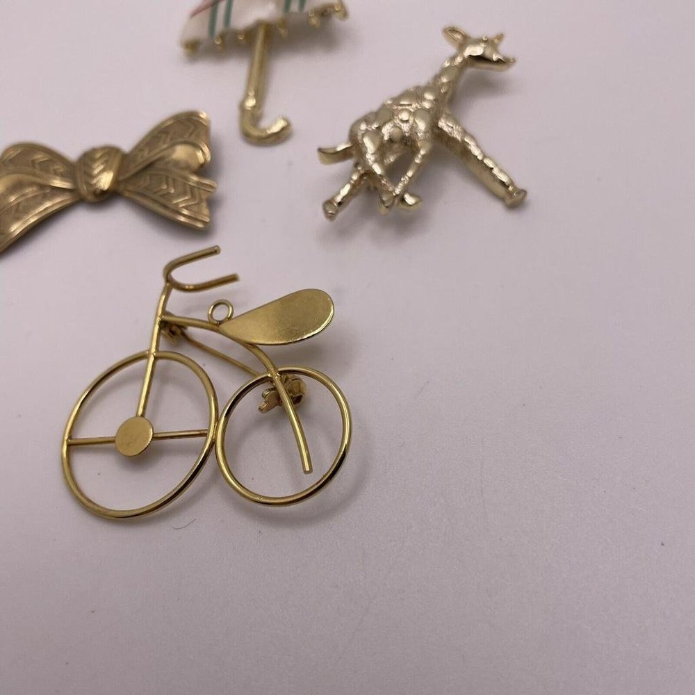 Lot Of 4 Women’s Gold Tone Brooch Pins Metal Bike, Giraffe, Umbrella, Bow - Picture 2 of 11